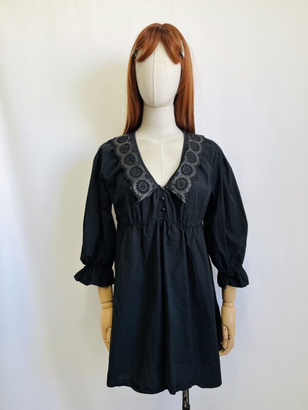 Vestido negro con cuello bordado, Talla XS