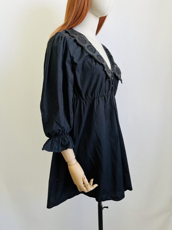 Vestido negro con cuello bordado, Talla XS - Image 3