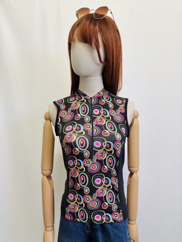 Blusa deportiva colorida, Talla S