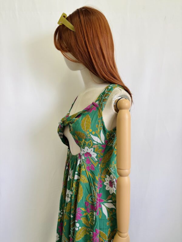 Vestido verde con abertura, Talla M - Image 2