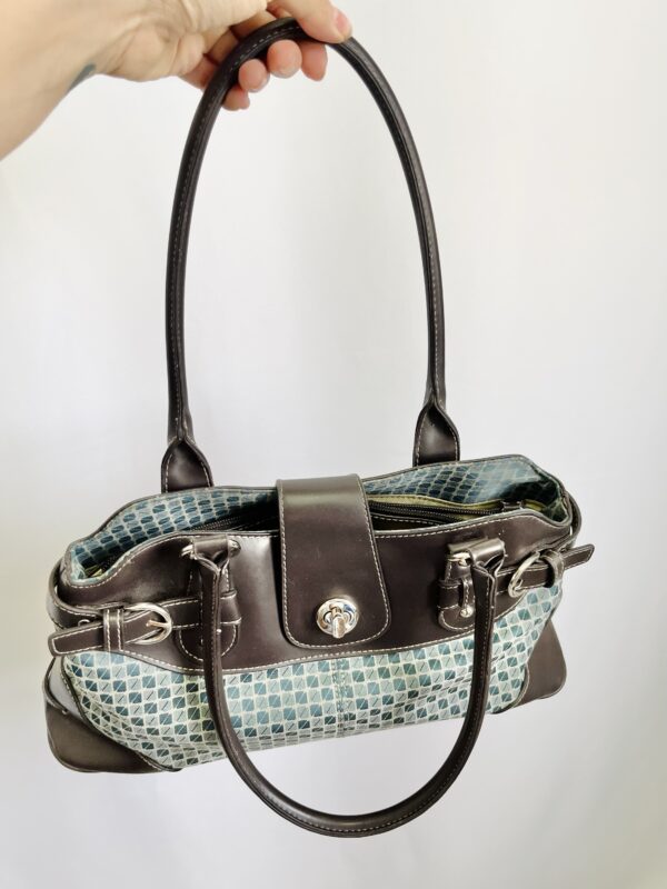 Bolso baguette café con azul - Image 3