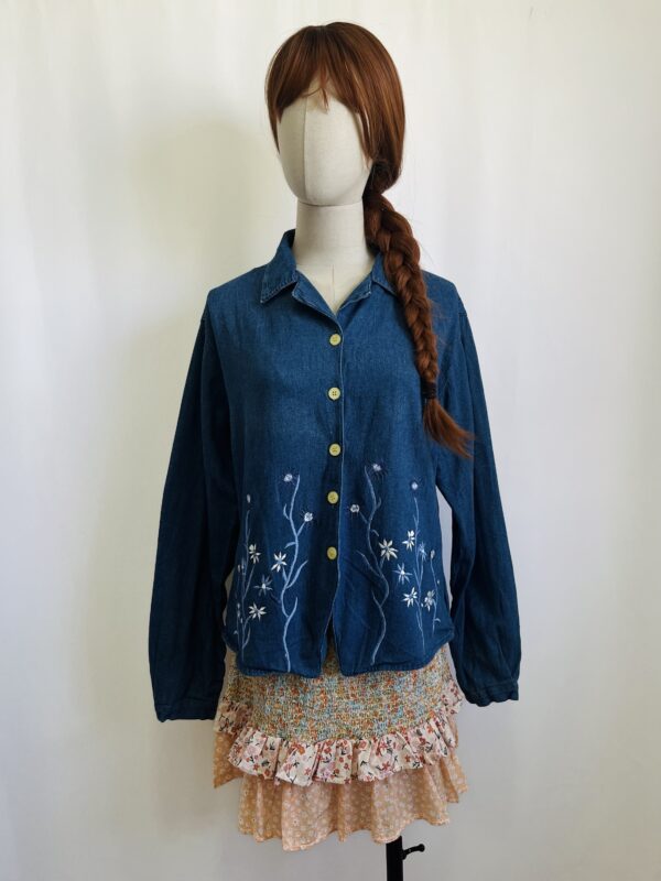 Camisa de mezclilla con flores, Talla L