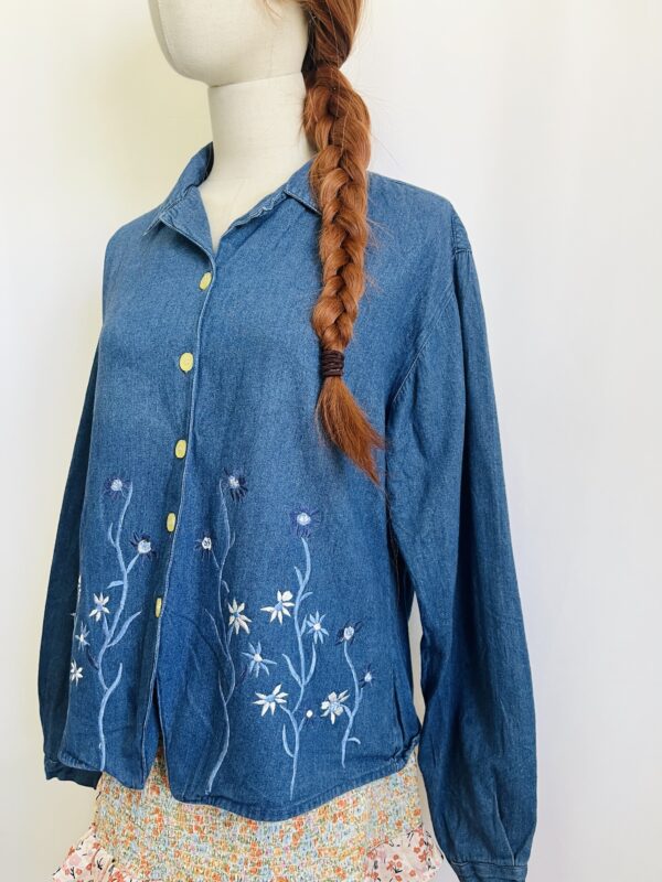 Camisa de mezclilla con flores, Talla L - Image 2