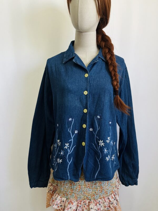 Camisa de mezclilla con flores, Talla L - Image 3
