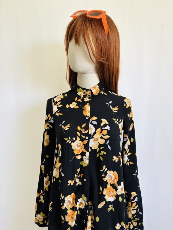 Camisa larga negra con flores, Talla S - Image 2