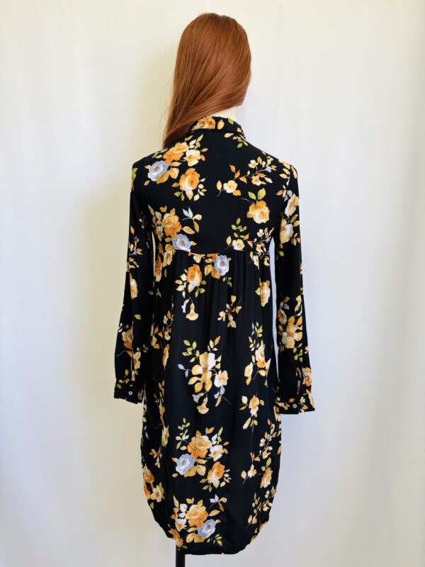 Camisa larga negra con flores, Talla S - Image 3