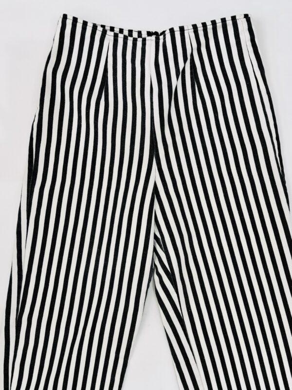 Pantalón blanco con rayas negras, Talla M - Image 2