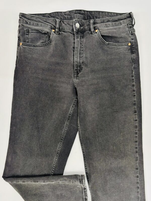 Pantalón negro slim fit, Talla M-L - Image 2