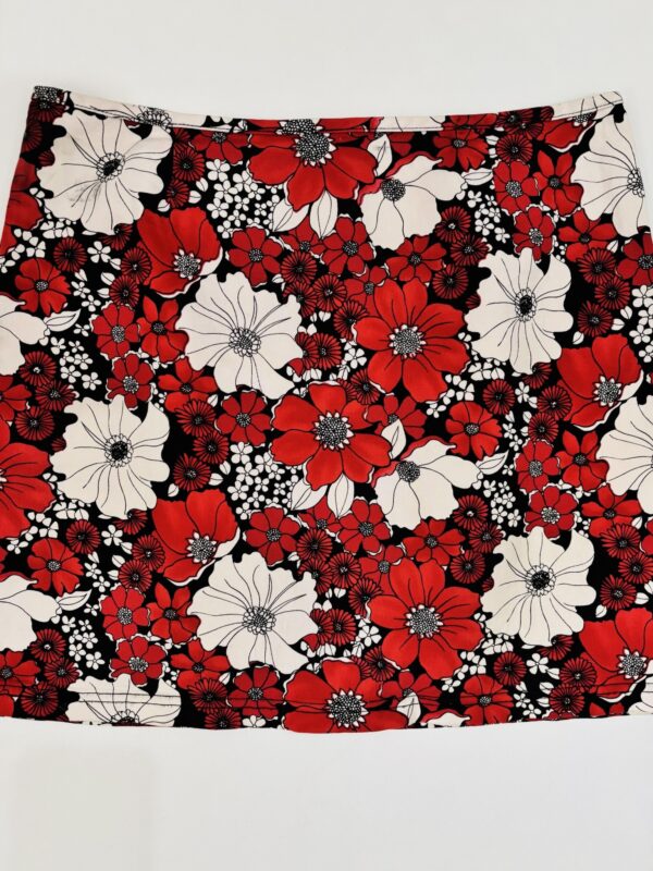Falda negra de flores rojas, Talla M - Image 2