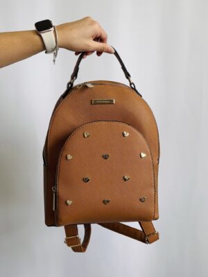 Mochila color camello con corazones