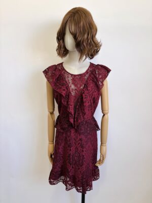 Vestido guinda de encaje con olanes