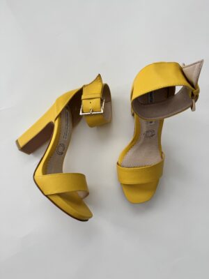 Tacones amarillos Talla 24.5 mx