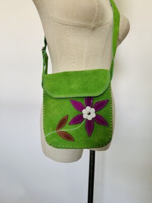 Bolsa verde de piel con flor